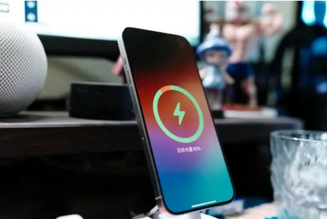 乌伊岭苹果15换屏服务分享用什么充电器给iPhone15充电更好 
